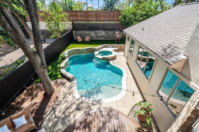 view of pool featuring an in ground hot tub