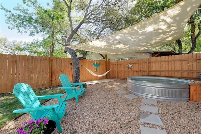 view of yard with a jacuzzi