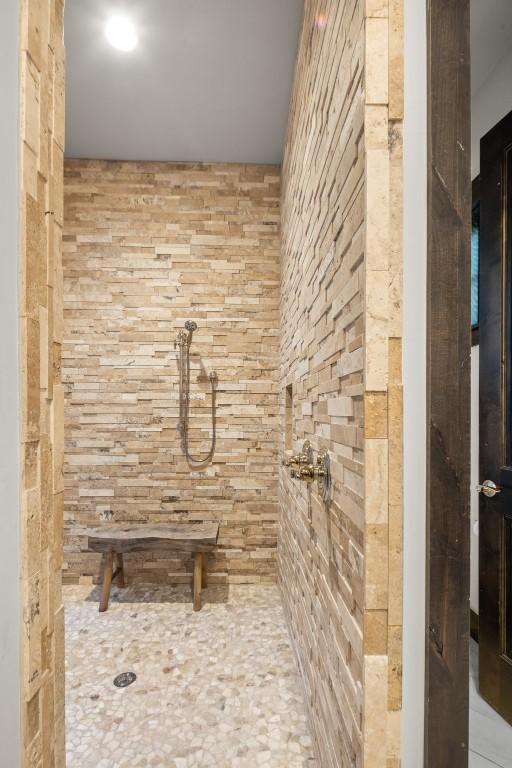 bathroom featuring tiled shower