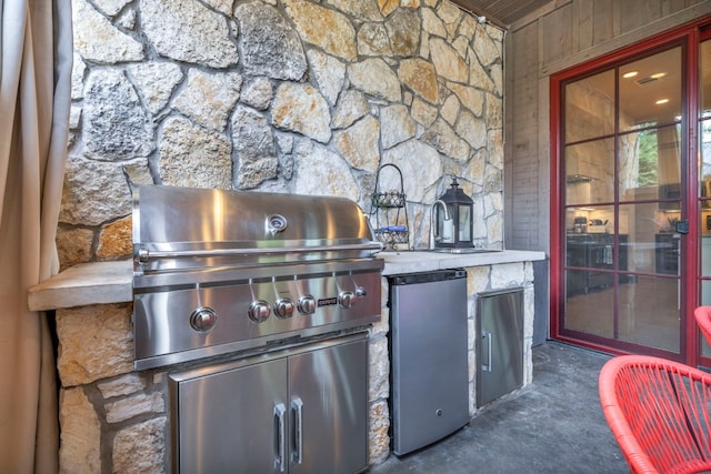 view of patio with an outdoor kitchen and grilling area