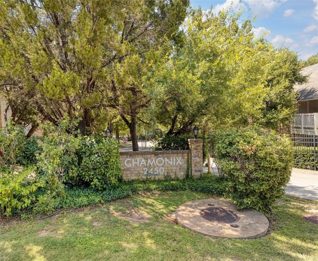 community sign with a yard