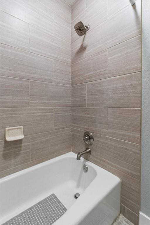 bathroom with tiled shower / bath