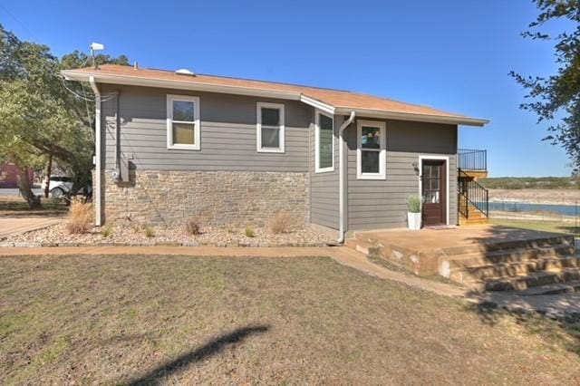 view of front facade with a front yard