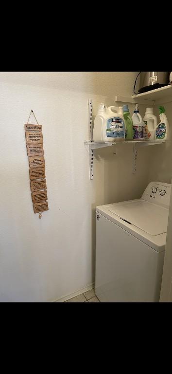 laundry area featuring washer / clothes dryer and light tile patterned floors