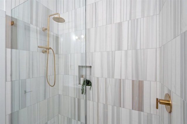 bathroom featuring a tile shower