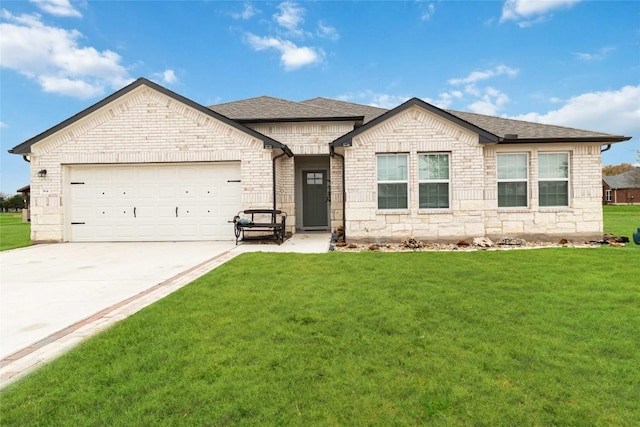 view of front facade featuring a garage and a front yard