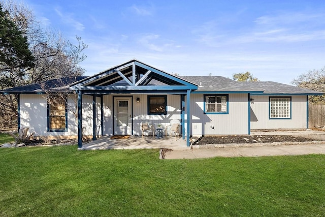 view of front facade featuring a front lawn