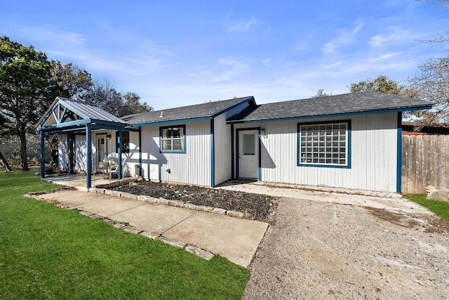 ranch-style home featuring a front lawn