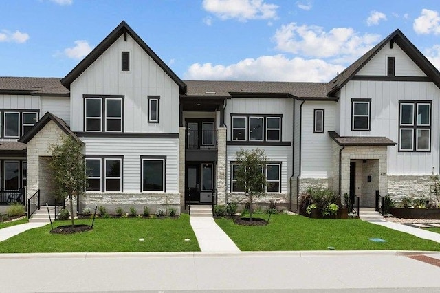 view of front facade featuring a front yard