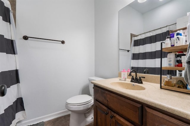 bathroom with a shower with curtain, vanity, and toilet