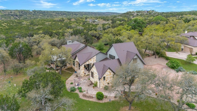 birds eye view of property featuring a forest view