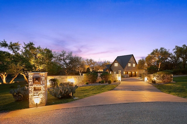 view of front of house featuring a front lawn