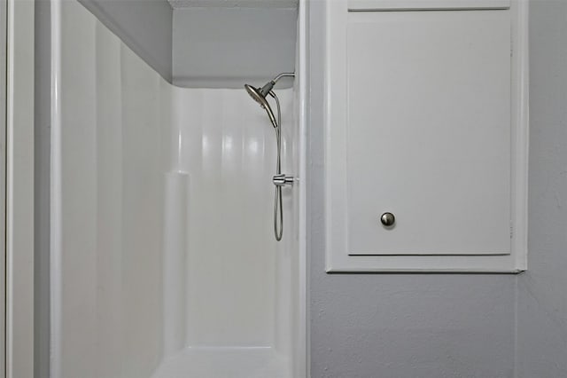 details featuring walk in shower