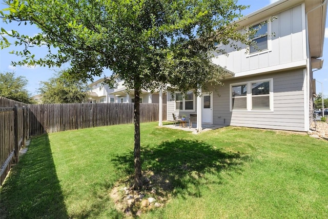 view of yard featuring a patio area