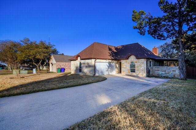 view of front of house featuring a front lawn and a garage