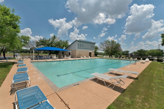 view of swimming pool featuring a patio