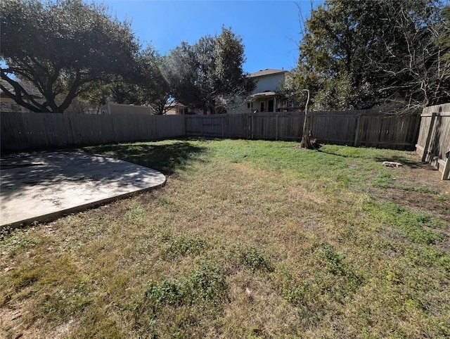 view of yard featuring a patio