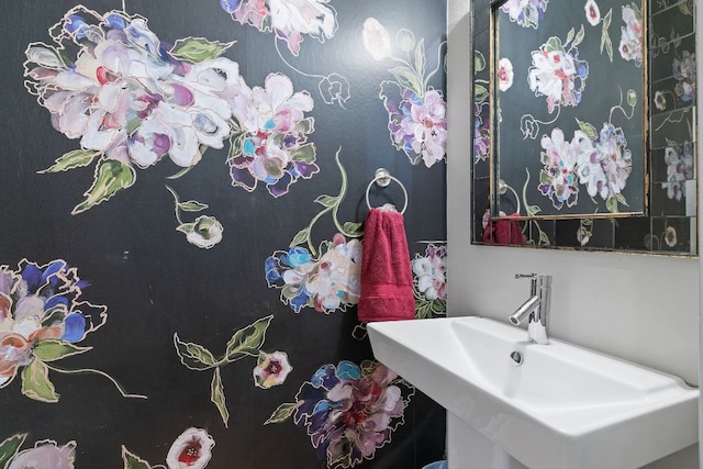 bathroom featuring sink