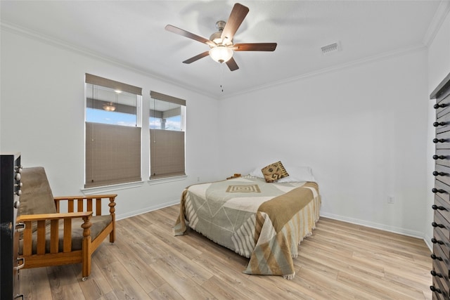 bedroom featuring crown molding, light hardwood / wood-style floors, and ceiling fan