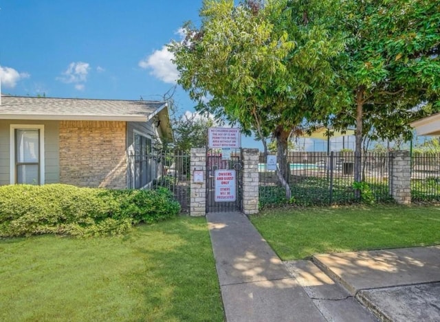 view of property's community featuring a yard