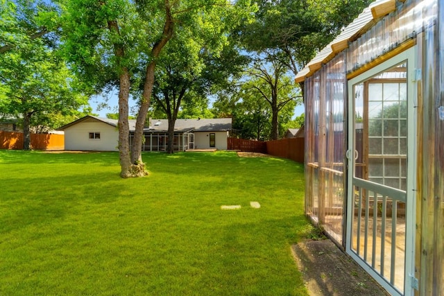 view of yard featuring an outdoor structure