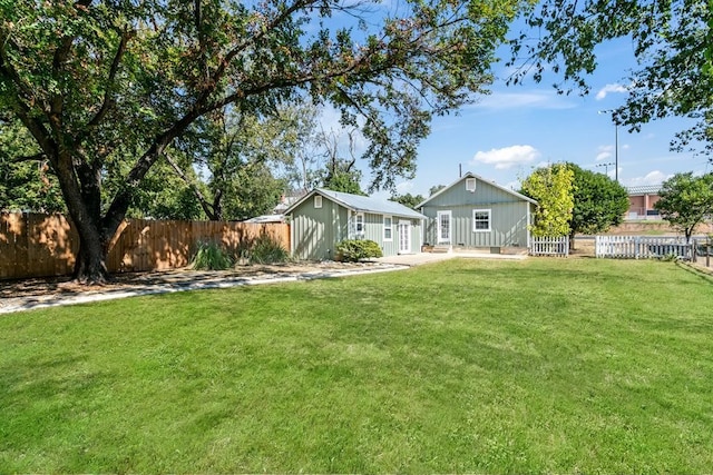 view of yard with an outdoor structure