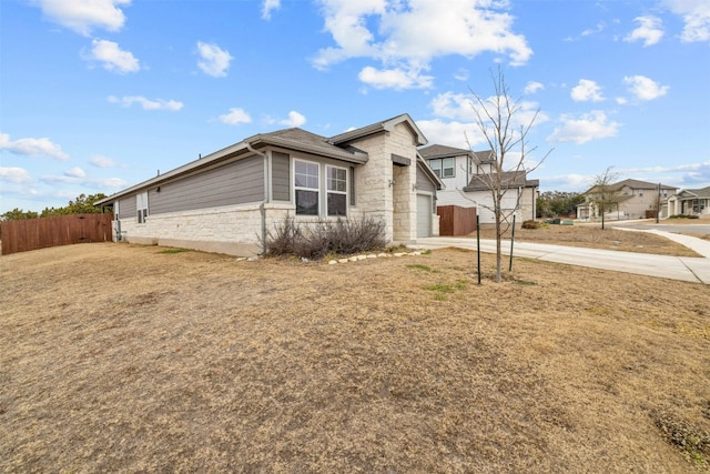 view of front of property featuring a front lawn