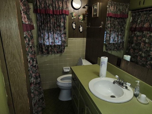 bathroom with tile walls, vanity, a shower with curtain, and toilet