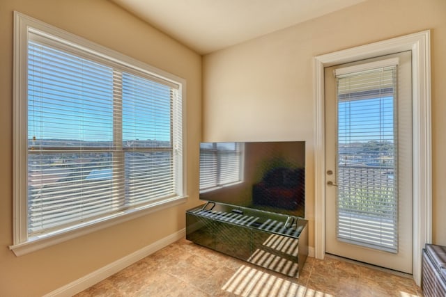 101 W Bank Unit 27, Horseshoe Bay, TX 78657 - living area featuring baseboards and plenty of natural light