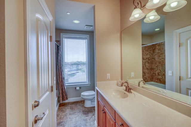 101 W Bank Unit 27, Horseshoe Bay, TX 78657 - full bath with vanity, baseboards, toilet, and a shower with curtain