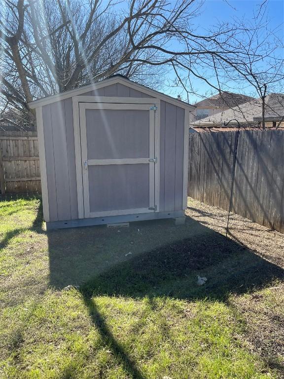 view of outdoor structure featuring a yard