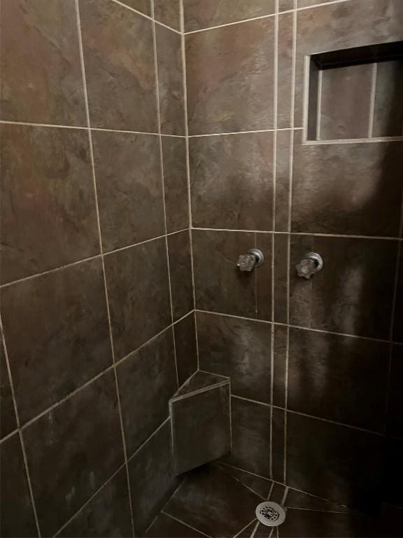 details with a tile shower