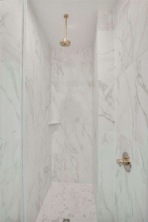 room details featuring tiled shower