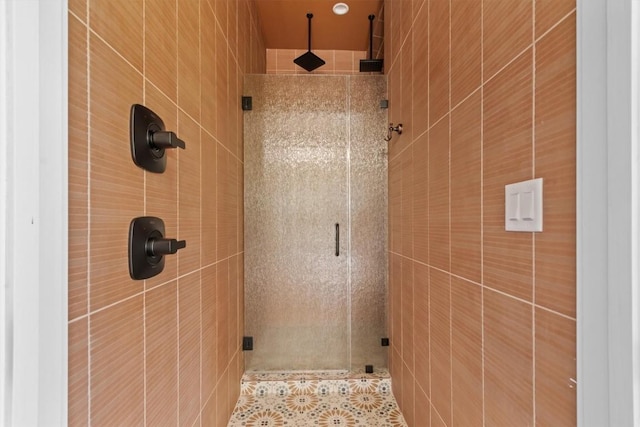 bathroom featuring a tile shower