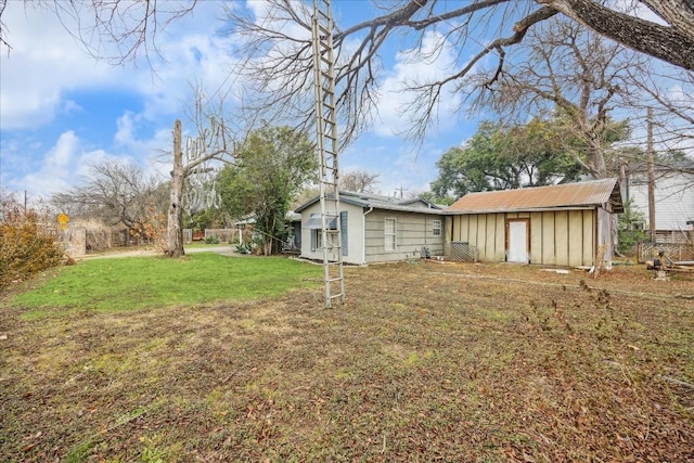 view of yard featuring a storage unit