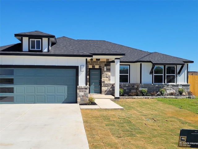 view of front of home featuring a garage and a front yard