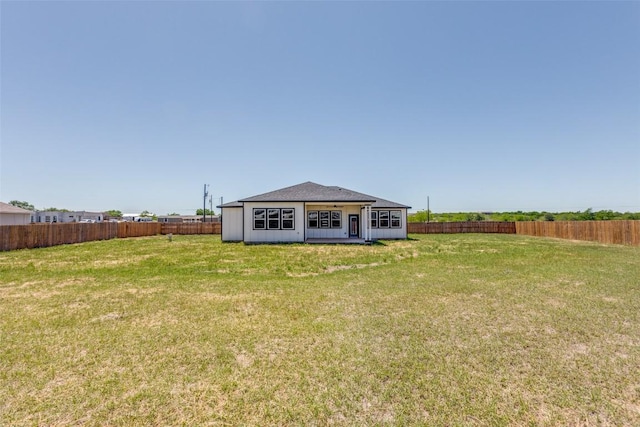 view of yard featuring a fenced backyard and a ceiling fan