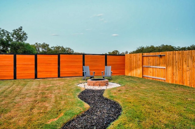 view of yard featuring an outdoor fire pit