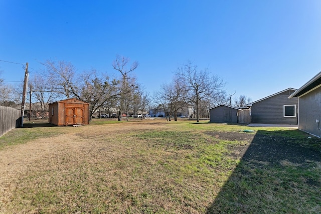 view of yard featuring a shed