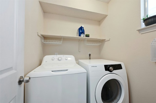 washroom featuring washing machine and clothes dryer