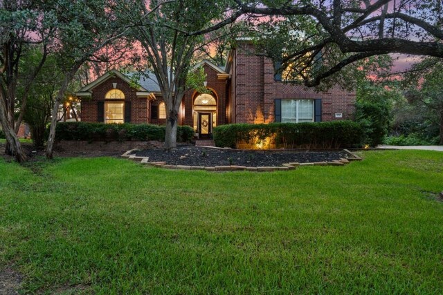 view of front of property featuring a lawn