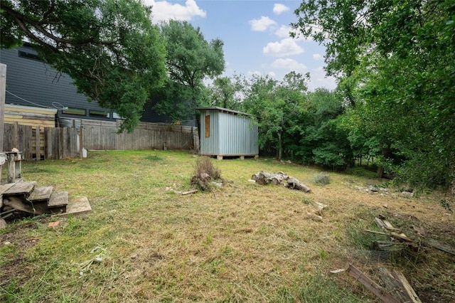 view of yard with a storage unit