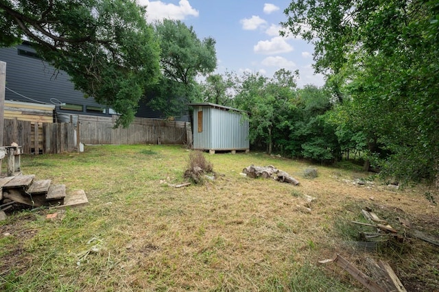 view of yard featuring a shed