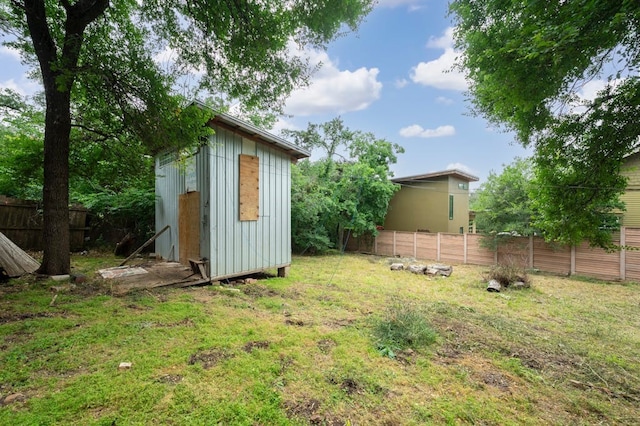 view of yard featuring a storage shed