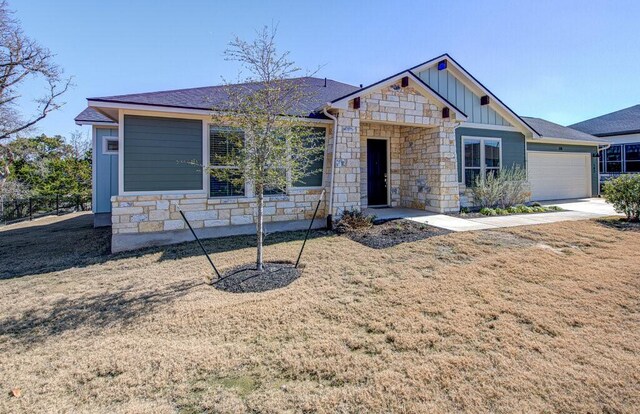 view of front of property featuring a garage and a front yard