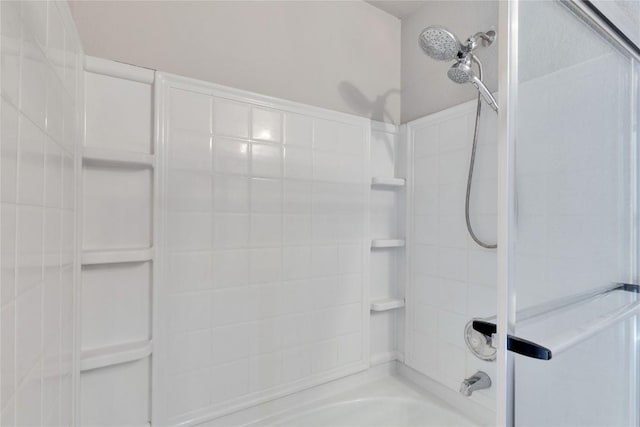 bathroom featuring tiled shower / bath