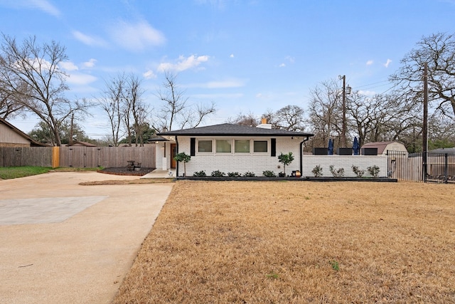 view of front of house with a front lawn