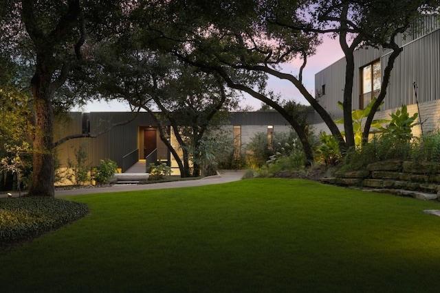 view of yard at dusk