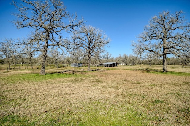 view of yard featuring a rural view