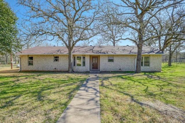 single story home featuring a front lawn